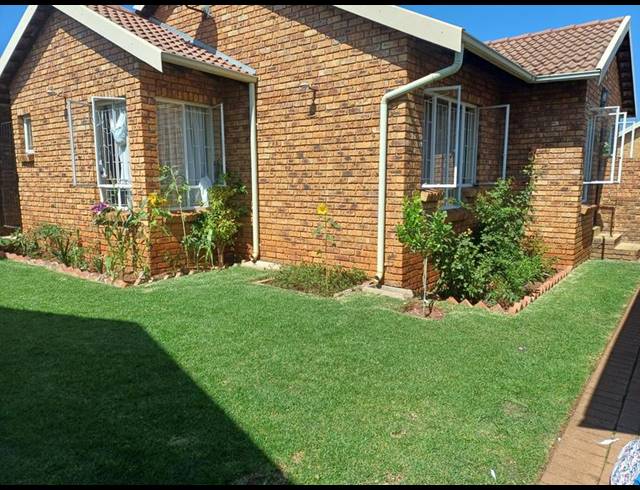 2 BEDROOM TOWNHOUSE FOR SALE IN ELDORAIGNE